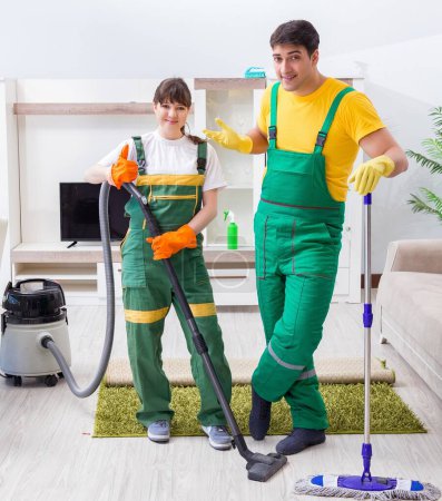 Foto de Los contratistas profesionales de limpieza que trabajan en casa - Imagen libre de derechos