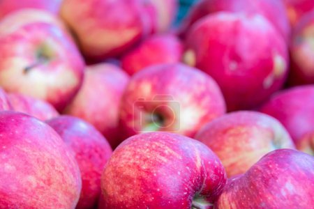 Téléchargez les photos : Les pommes au stand du marché - en image libre de droit