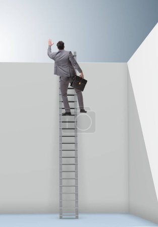 Téléchargez les photos : L'homme d'affaires monte une échelle pour échapper aux problèmes - en image libre de droit