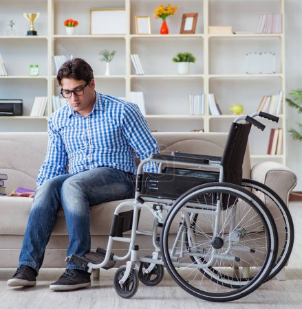 Téléchargez les photos : Le concept du jeune étudiant en fauteuil roulant en situation de handicap - en image libre de droit