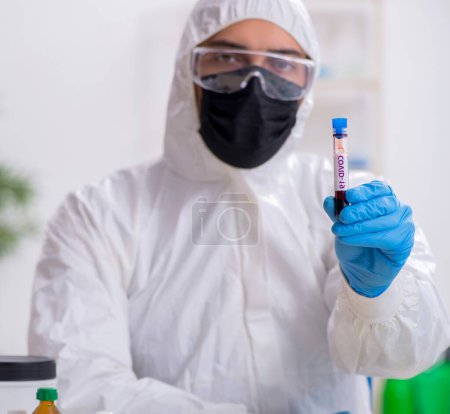 Téléchargez les photos : Médecin développant le vaccin covid-19 en laboratoire - en image libre de droit