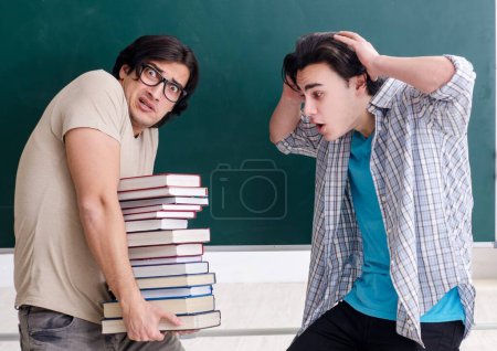 Téléchargez les photos : Les deux étudiants masculins en classe - en image libre de droit