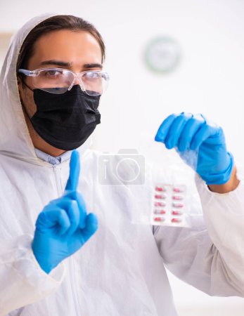 Foto de Criminólogo experto trabajando en el laboratorio para obtener evidencia - Imagen libre de derechos