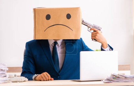 Foto de El hombre infeliz empleado con caja en lugar de su cabeza - Imagen libre de derechos
