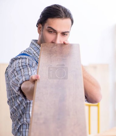 Foto de El joven carpintero trabajando en interiores - Imagen libre de derechos