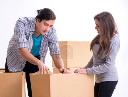 Foto de La joven pareja se muda a nuevo piso - Imagen libre de derechos
