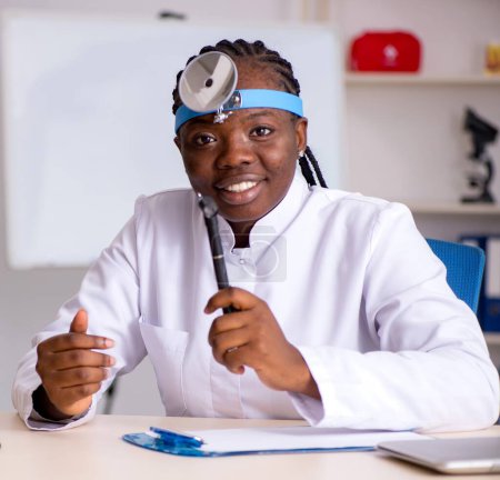 Téléchargez les photos : La femme noire médecin travaillant à la clinique - en image libre de droit