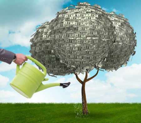 Téléchargez les photos : L'homme d'affaires arrosant arbre d'argent dans le concept d'investissement - en image libre de droit