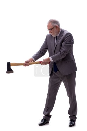 Téléchargez les photos : Vieux patron mâle tenant une hache isolée sur blanc - en image libre de droit