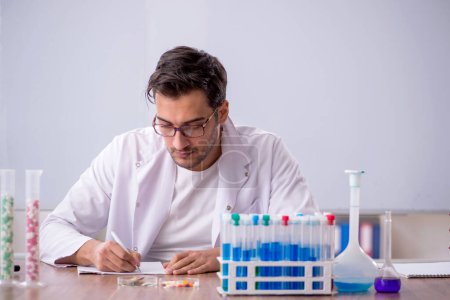 Foto de Young chemist in front of white board - Imagen libre de derechos