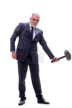 Téléchargez les photos : Vieux patron tenant grand marteau isolé sur blanc - en image libre de droit