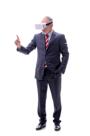 Foto de Empresario con gafas virtuales aisladas en blanco - Imagen libre de derechos