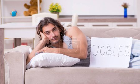 Téléchargez les photos : Le chômeur désespéré à la maison - en image libre de droit
