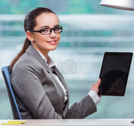 Foto de La empresaria que trabaja con Tablet PC en concepto de negocio - Imagen libre de derechos