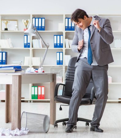Téléchargez les photos : L'homme d'affaires s'amuse à prendre une pause dans le bureau au travail - en image libre de droit
