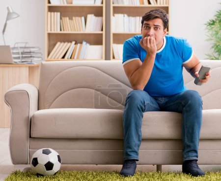 Foto de El hombre viendo fútbol en casa - Imagen libre de derechos