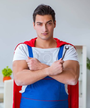 Téléchargez les photos : Le réparateur super héros travaillant à la maison - en image libre de droit