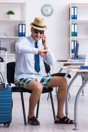 Foto de El joven empleado escapando para las vacaciones de verano - Imagen libre de derechos