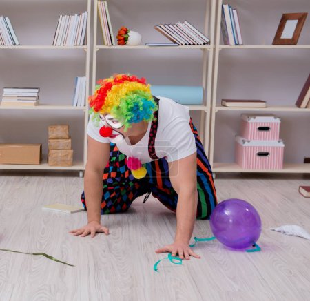 Téléchargez les photos : Le clown ivre célébrant une fête à la maison - en image libre de droit