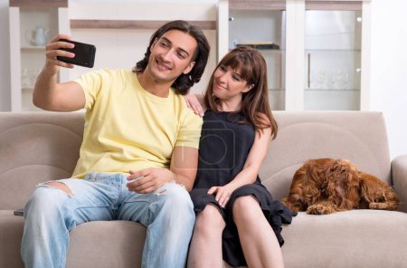 Téléchargez les photos : Jeune couple avec cocker spaniel - en image libre de droit