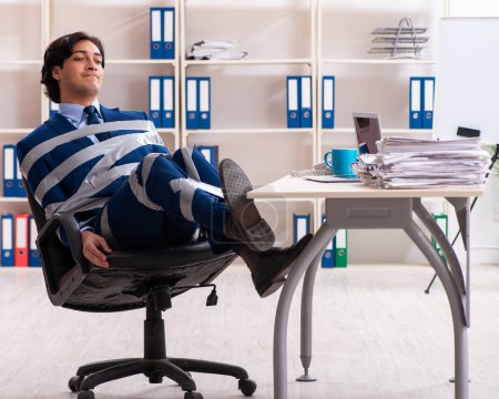 Foto de El joven atado empleado masculino en la oficina - Imagen libre de derechos