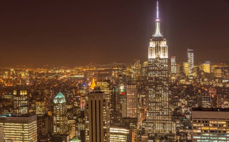 Téléchargez les photos : La vue de nuit de New York manhattan pendant le coucher du soleil - en image libre de droit