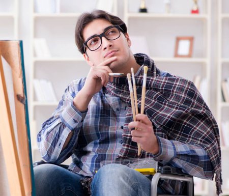 Téléchargez les photos : L'artiste handicapé peinture tableau en studio - en image libre de droit