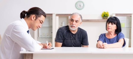 El asesor financiero dando consejos de jubilación a la pareja de ancianos
