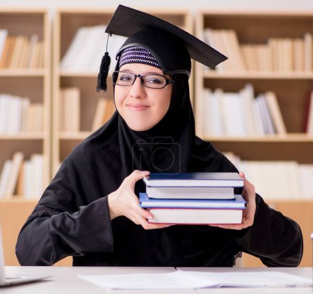 Foto de La chica musulmana en hiyab estudiando preparándose para los exámenes - Imagen libre de derechos