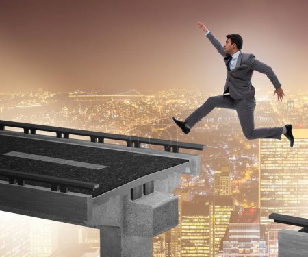 Téléchargez les photos : Le jeune homme d'affaires sautant par-dessus le pont - en image libre de droit