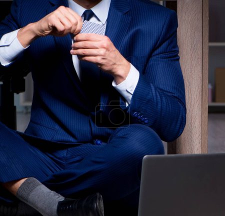 Téléchargez les photos : L'homme d'affaires travaillant des heures supplémentaires longues heures en retard au bureau - en image libre de droit