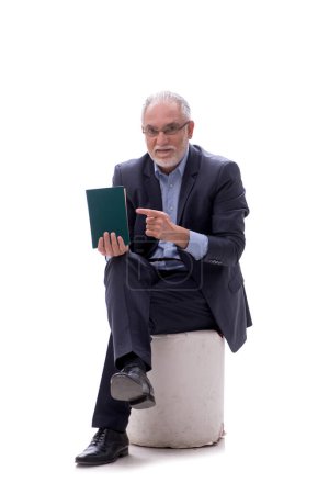 Téléchargez les photos : Vieil auteur écrivant des livres isolés sur blanc - en image libre de droit