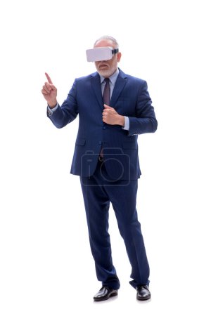 Téléchargez les photos : Vieux patron portant des lunettes virtuelles isolé sur blanc - en image libre de droit