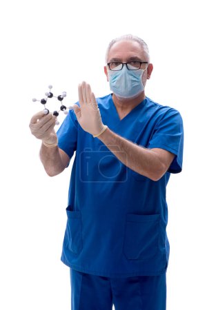 Téléchargez les photos : Vieux médecin tenant le modèle moléculaire isolé sur blanc - en image libre de droit