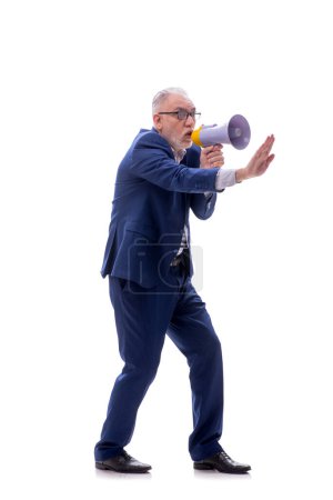 Téléchargez les photos : Vieux patron masculin tenant mégaphone isolé sur blanc - en image libre de droit