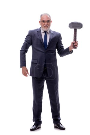 Téléchargez les photos : Vieux patron tenant grand marteau isolé sur blanc - en image libre de droit