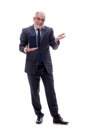 Téléchargez les photos : Vieux patron mâle tenant livre isolé sur blanc - en image libre de droit