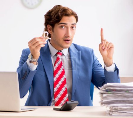 Foto de El empleado sordo que usa audífonos en la oficina - Imagen libre de derechos