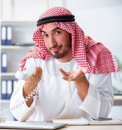 Téléchargez les photos : L'homme d'affaires arabe travaillant dans le bureau - en image libre de droit