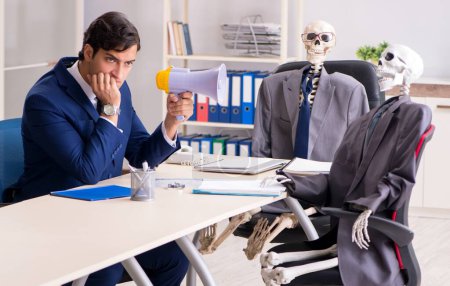 Téléchargez les photos : La drôle de réunion d'affaires avec le patron et les squelettes - en image libre de droit