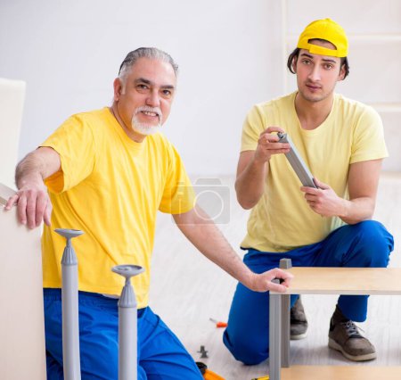 Foto de Los dos contratistas carpinteros trabajando en interiores - Imagen libre de derechos