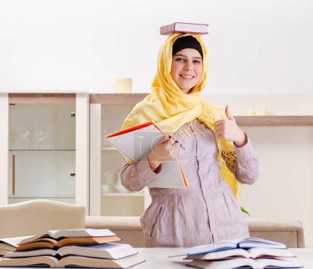 Téléchargez les photos : L'étudiante en hijab se prépare pour les examens - en image libre de droit