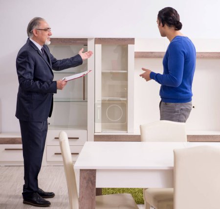 Téléchargez les photos : L'agent immobilier masculin et client masculin dans l'appartement - en image libre de droit