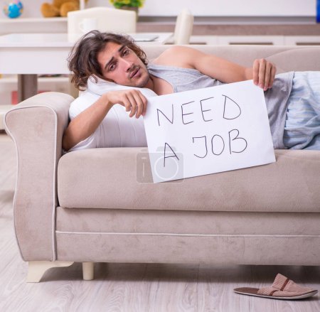Téléchargez les photos : Le chômeur désespéré à la maison - en image libre de droit