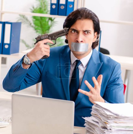 Téléchargez les photos : Le jeune employé masculin avec du ruban adhésif sur la bouche - en image libre de droit