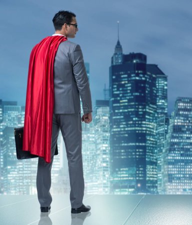 Téléchargez les photos : L'homme d'affaires dans le concept de super-héros avec couverture rouge - en image libre de droit
