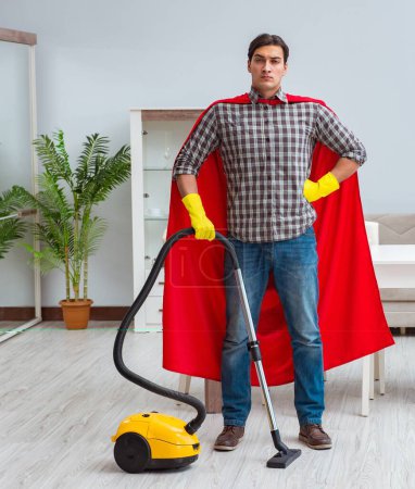 Foto de El super héroe limpiador de trabajo en casa - Imagen libre de derechos