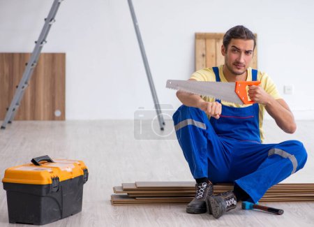 Foto de El joven contratista masculino trabajando en interiores - Imagen libre de derechos