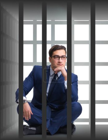Foto de El hombre de negocios en la jaula aislado en blanco - Imagen libre de derechos