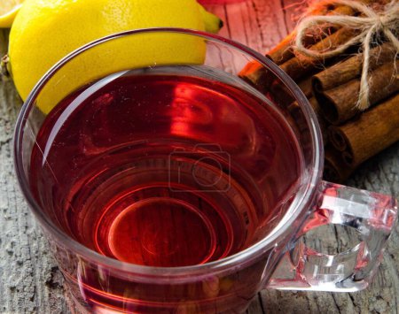 Téléchargez les photos : Le thé aux fruits dans la tasse servie sur la table - en image libre de droit